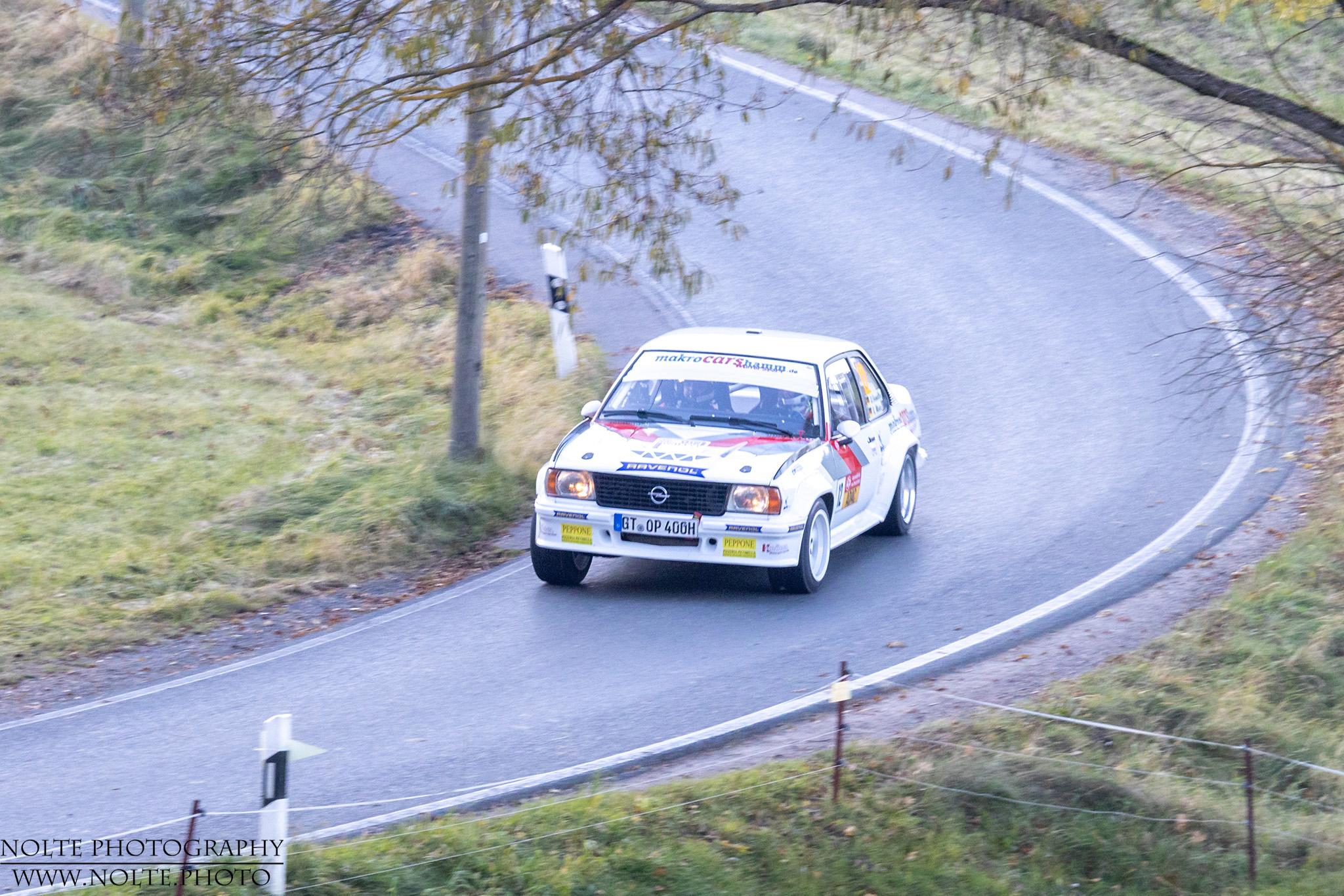 Bergabfahrt im Opel Ascona 400